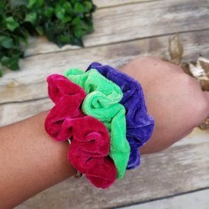 Brandy Melville Photo + 3 Velvet Bright Scrunchie